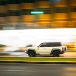 Citroën Basalt: SUV moderno circulando por una calle de ciudad