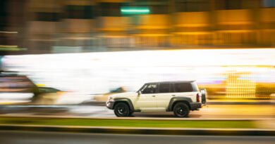 Citroën Basalt: SUV moderno circulando por una calle de ciudad