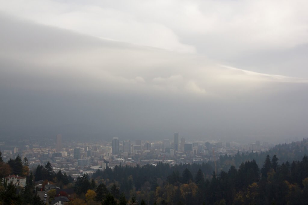 clima de la semana: cielo gris y nublado sobre la ciudad