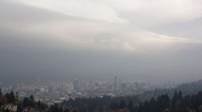 clima de la semana: cielo gris y nublado sobre la ciudad