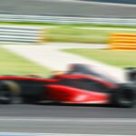 Colapinto: auto de carreras de Fórmula 1 a toda velocidad en el circuito