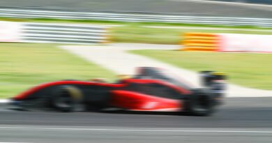 Colapinto: auto de carreras de Fórmula 1 a toda velocidad en el circuito