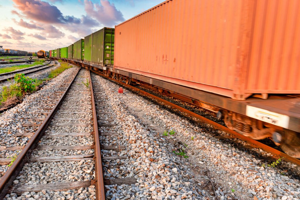 tren de carga con contenedores hacia el puerto, Corredor Andes-Atlántico