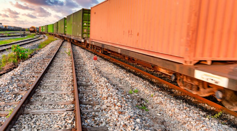 tren de carga con contenedores hacia el puerto, Corredor Andes-Atlántico
