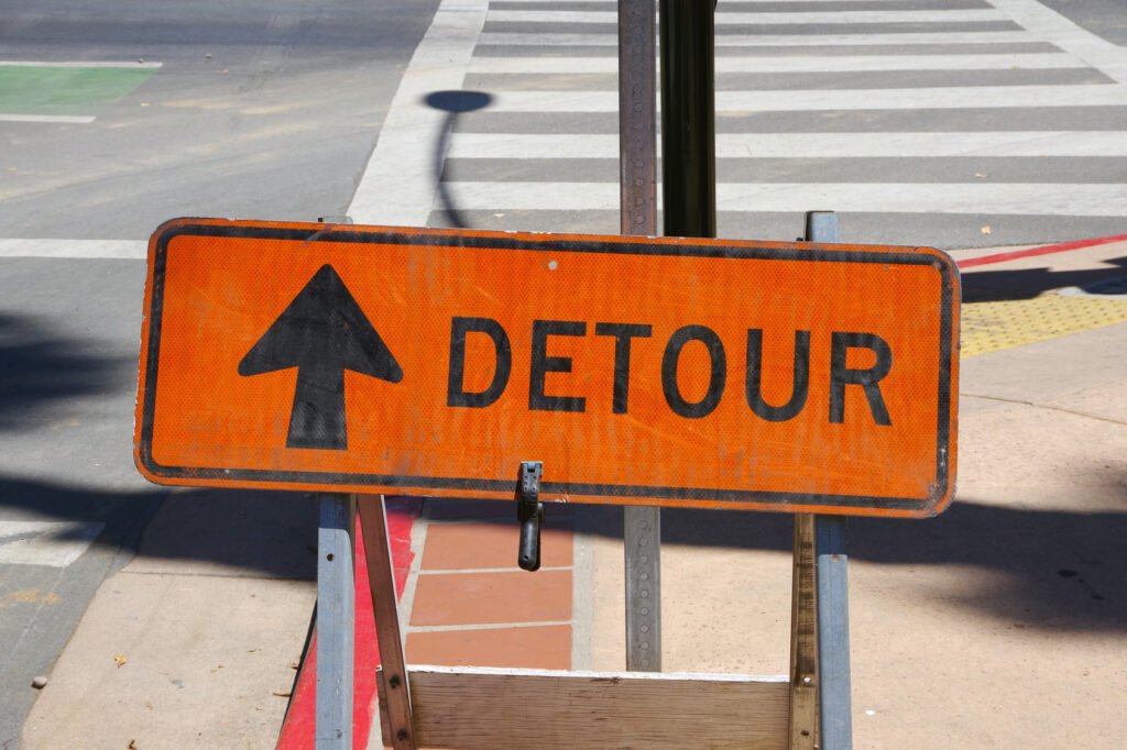 cortes de tránsito: cartel de desvío en la calle