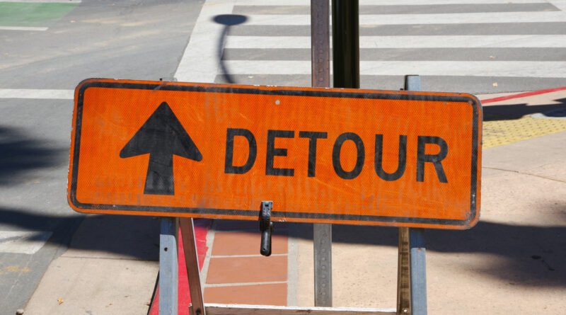 cortes de tránsito: cartel de desvío en la calle