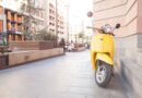 moto scooter urbana moderna en la ciudad, Corven Flow 150