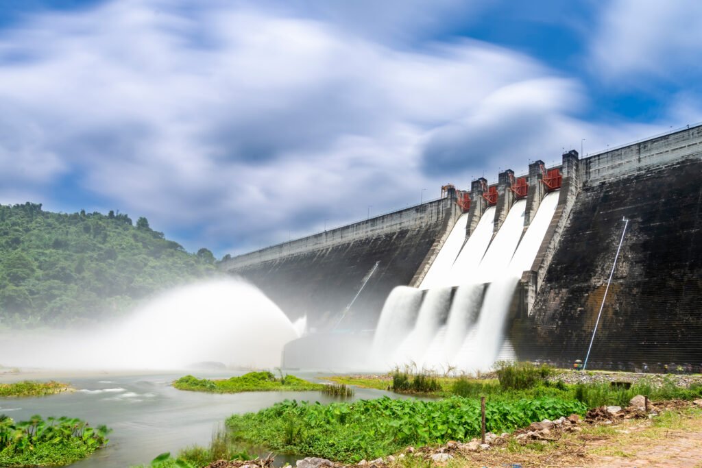 Costo de la energía: represa liberando agua por el vertedero