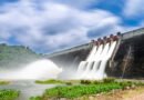 Costo de la energía: represa liberando agua por el vertedero