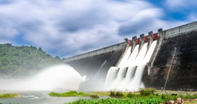 Costo de la energía: represa liberando agua por el vertedero