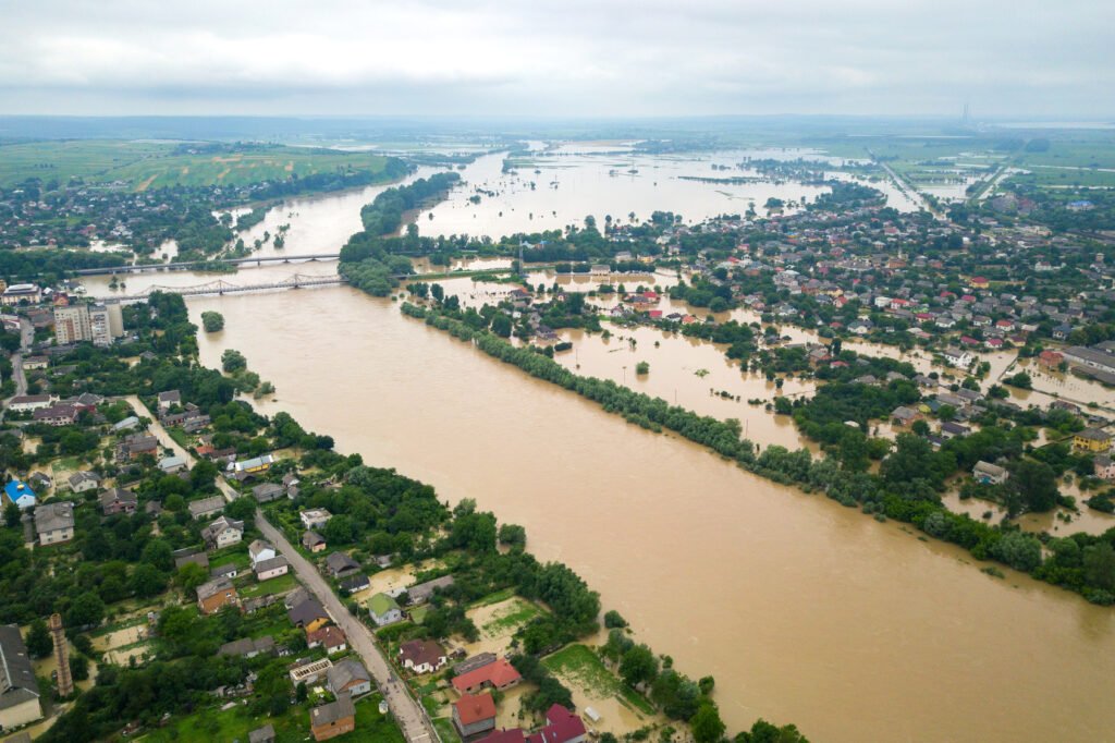 Crecida del Paraná: vista aérea de casas inundadas junto al río
