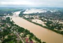 Crecida del Paraná: vista aérea de casas inundadas junto al río