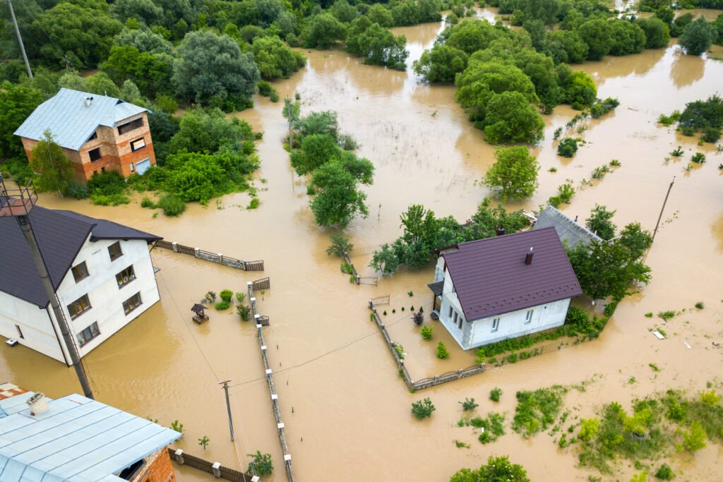 Casas inundadas junto al río, crecida del río Uruguay