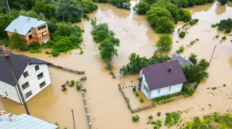 Casas inundadas junto al río, crecida del río Uruguay