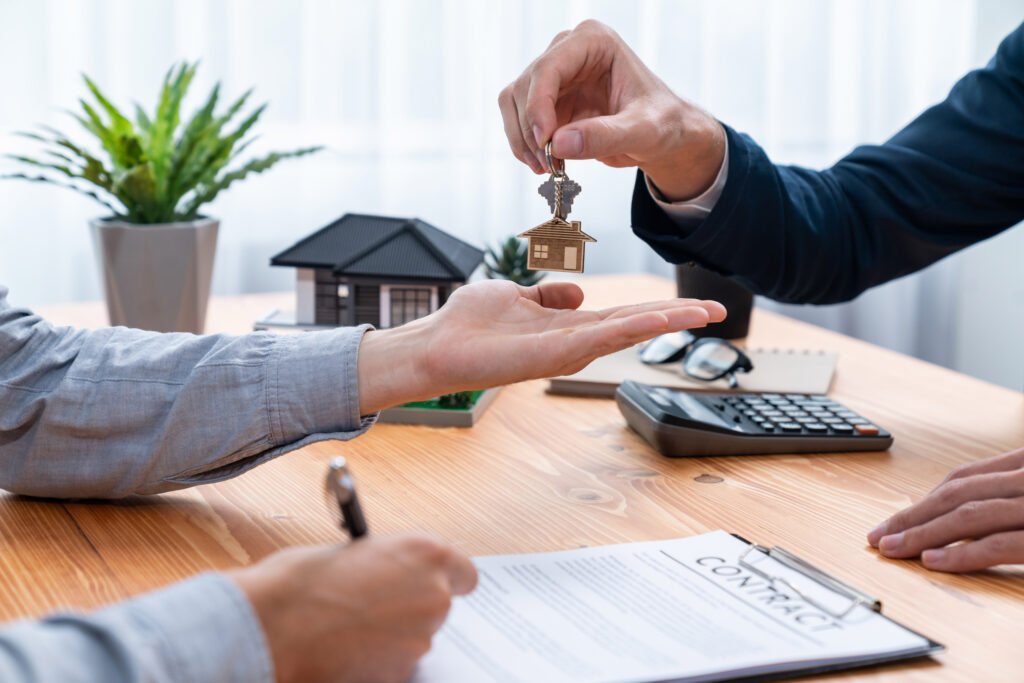 Entrega de llaves de una casa, créditos del Banco Nación