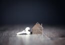 créditos hipotecarios UVA: llaves y maqueta de una casa sobre un contrato