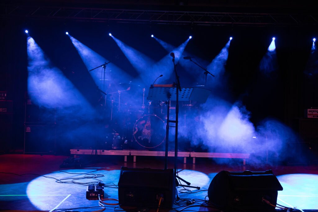 David Bisbal: escenario de concierto con micrófonos y luces azules