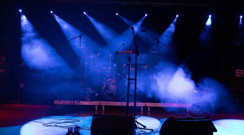 David Bisbal: escenario de concierto con micrófonos y luces azules