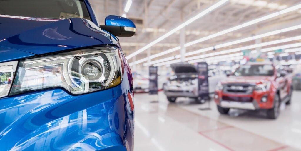 Deepal S05: SUV moderno exhibido en el salón de una concesionaria