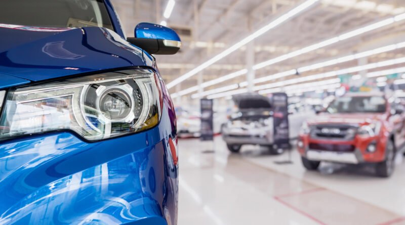 Deepal S05: SUV moderno exhibido en el salón de una concesionaria
