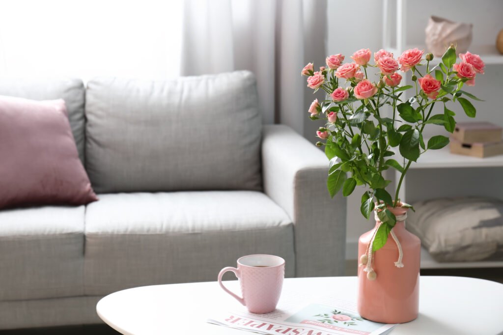Día de la Madre: flores y una taza de café sobre la mesa