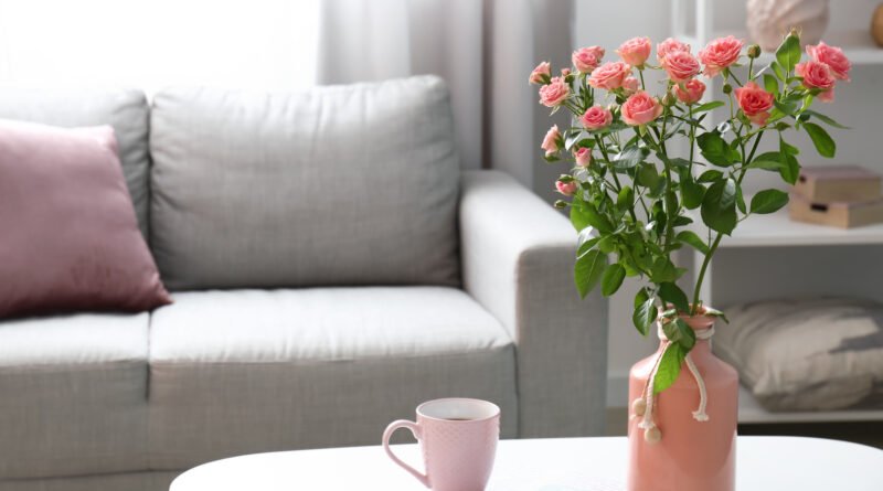 Día de la Madre: flores y una taza de café sobre la mesa