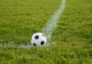 Diego Maradona: pelota de fútbol clásica sobre el césped