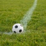 Diego Maradona: pelota de fútbol clásica sobre el césped