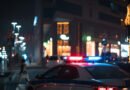 doble femicida: luces de un patrullero policial durante la noche