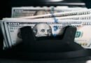 Dólar hoy: billetes de cien dólares en una máquina contadora