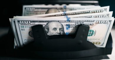 Dólar hoy: billetes de cien dólares en una máquina contadora
