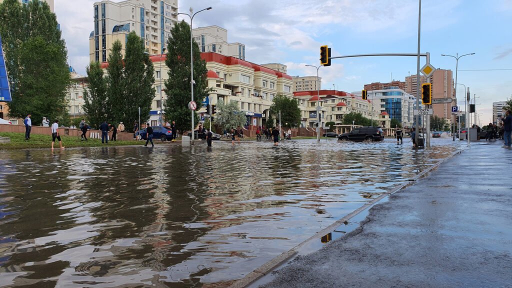 emergencia hídrica: calle de una ciudad inundada tras el temporal