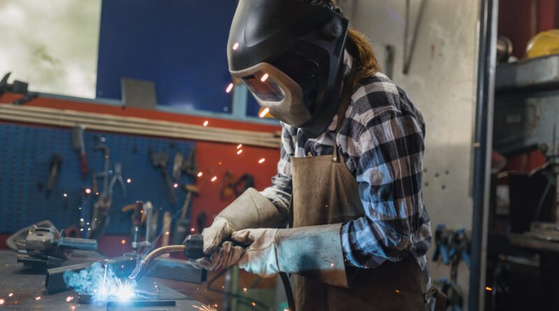 empleo en la industria: operaria soldando en un taller metalúrgico