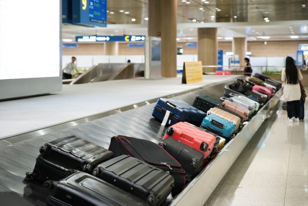 estafa del soldado: valija en la cinta de equipaje de un aeropuerto