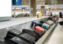 estafa del soldado: valija en la cinta de equipaje de un aeropuerto