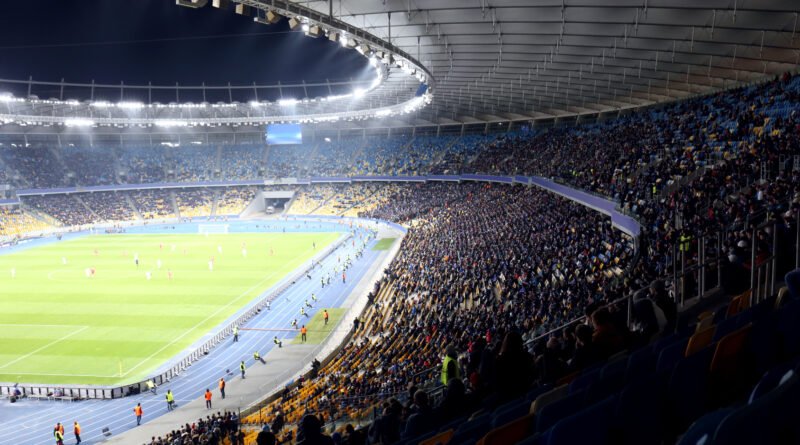Estudiantes vs Flamengo: estadio de fútbol iluminado durante un partido