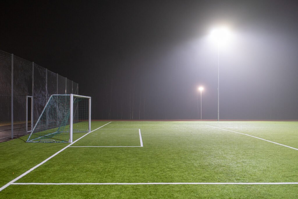 Estudiantes: cancha de fútbol iluminada de noche