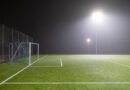 Estudiantes: cancha de fútbol iluminada de noche