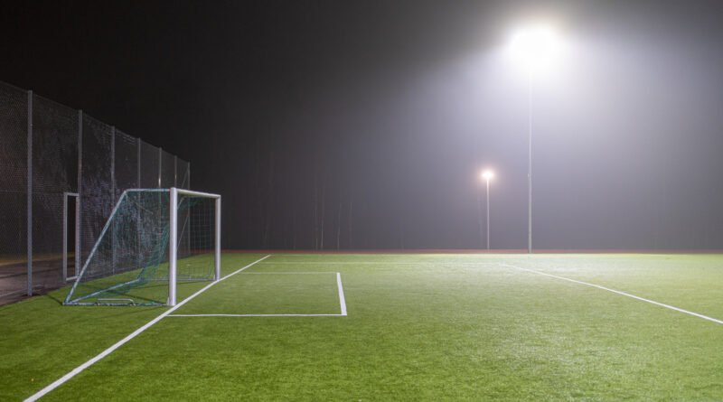 Estudiantes: cancha de fútbol iluminada de noche