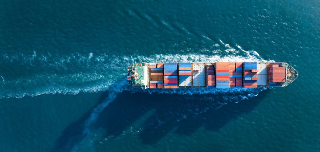 exportaciones récord: buque de carga con contenedores en un puerto