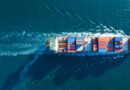 exportaciones récord: buque de carga con contenedores en un puerto