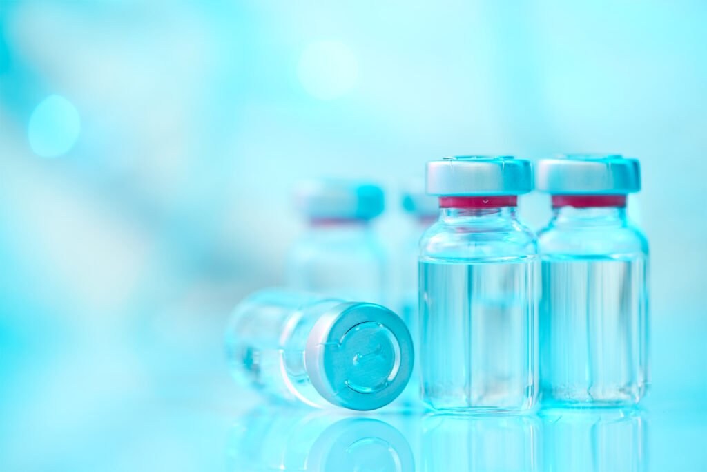 fentanilo contaminado: ampollas y viales de vidrio en un laboratorio