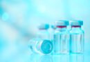 fentanilo contaminado: ampollas y viales de vidrio en un laboratorio