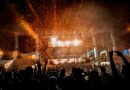 Fiesta Nacional del Sol: escenario de festival con luces y láser de noche