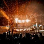 Fiesta Nacional del Sol: escenario de festival con luces y láser de noche