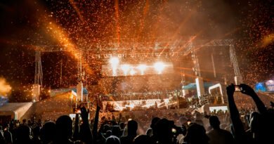Fiesta Nacional del Sol: escenario de festival con luces y láser de noche
