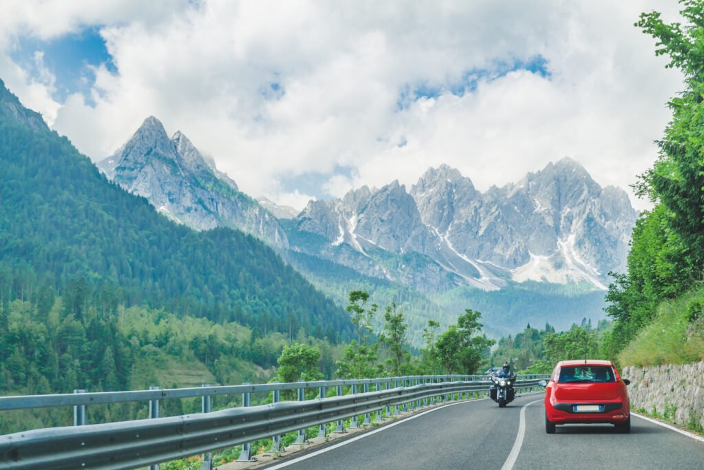 auto en una ruta de montaña en primavera, fin de semana largo