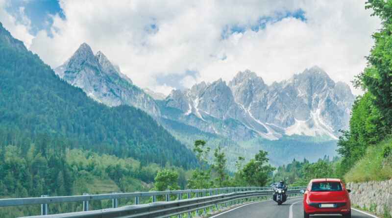 auto en una ruta de montaña en primavera, fin de semana largo