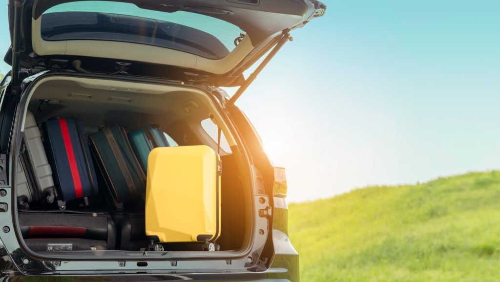 fin de semana largo: auto con equipaje listo para un viaje por ruta