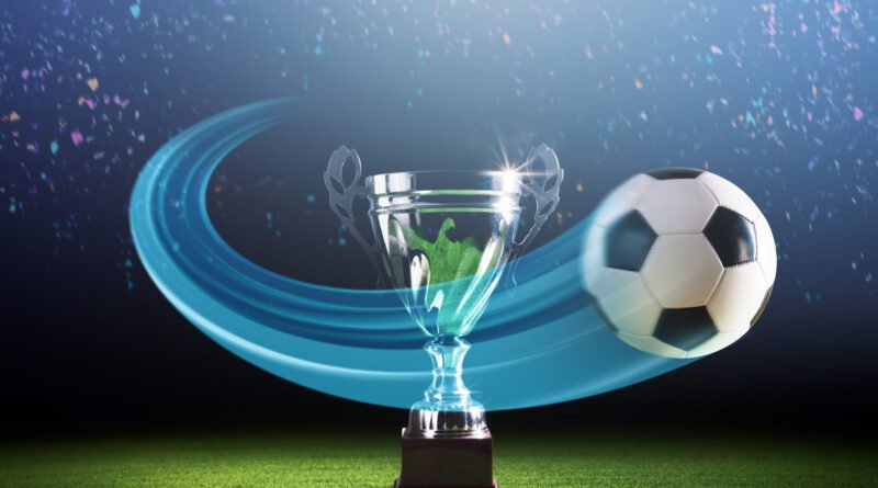 final de la Libertadores: trofeo de campeón junto a una pelota de fútbol